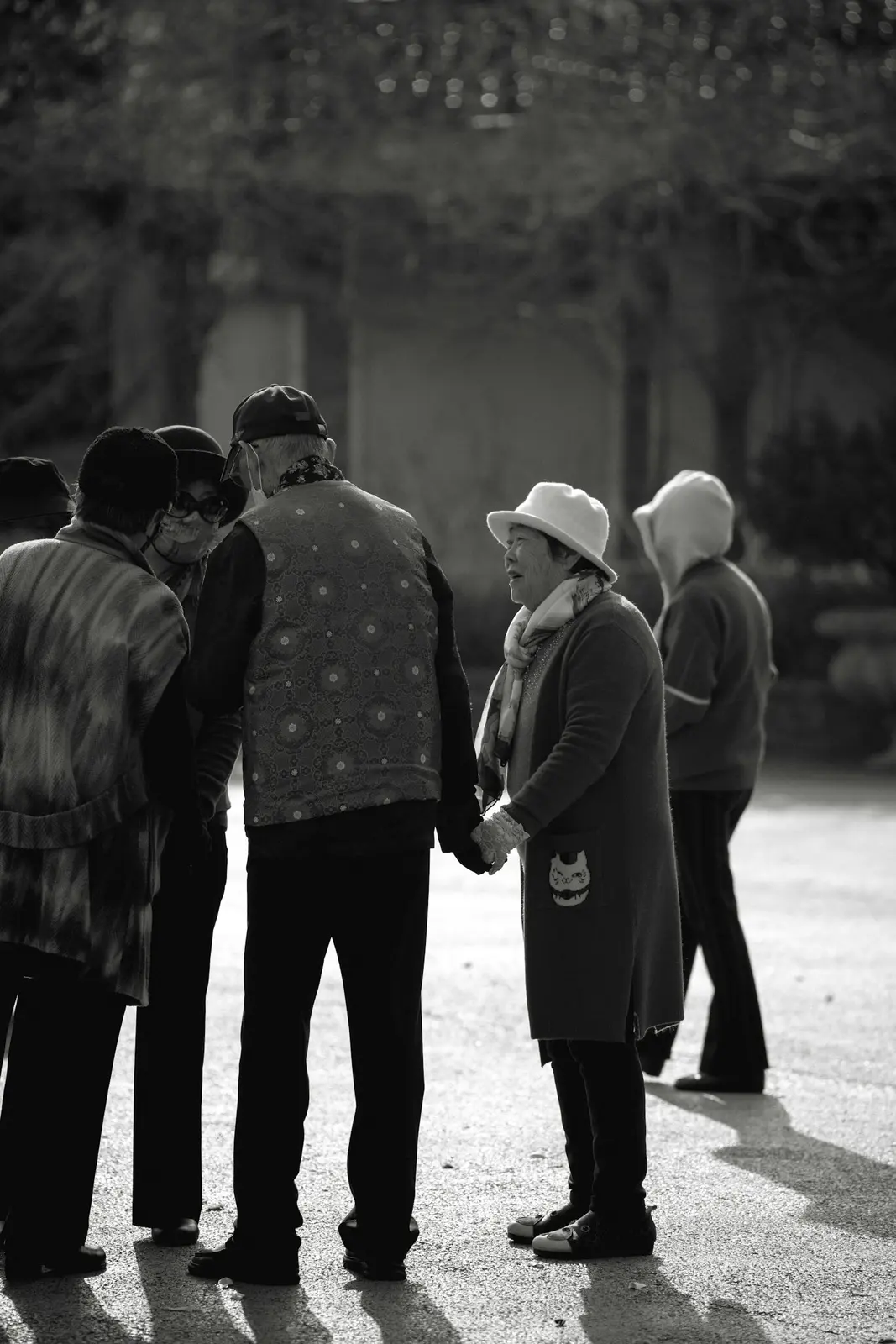 Grupo de adultos mayores reunidos en comunidad